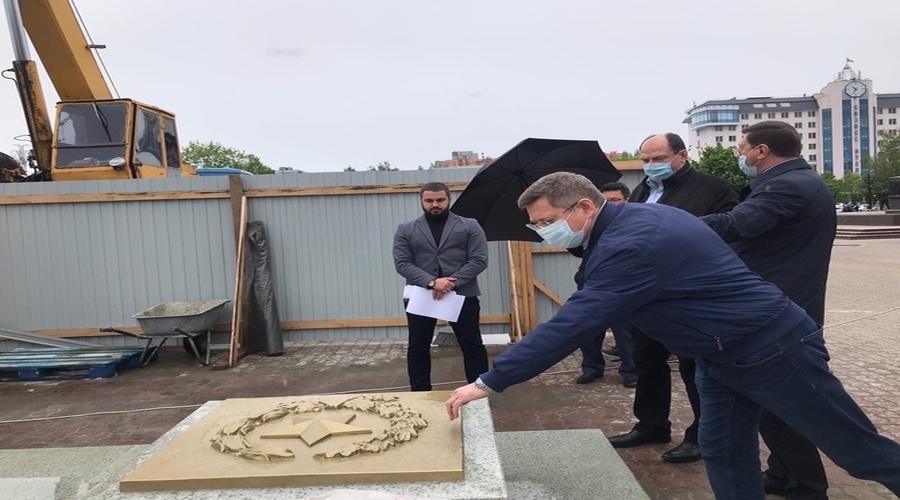 В канун праздника С.А. Гусев осмотрел ход завершения ремонтных работ на площади Победы