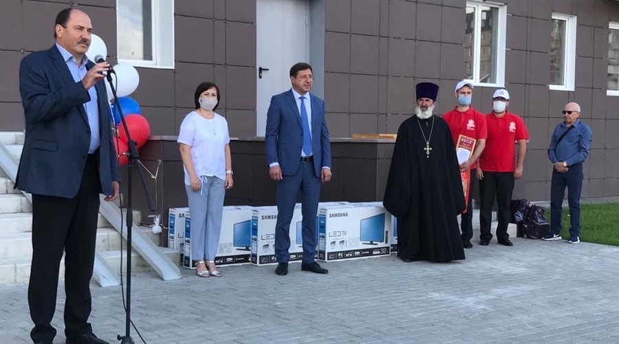Александр Николаевич Сергиенко вручил молодым жителям Старооскольского городского округа,оставшимся без попечения родителей, ключи от новых квартир.